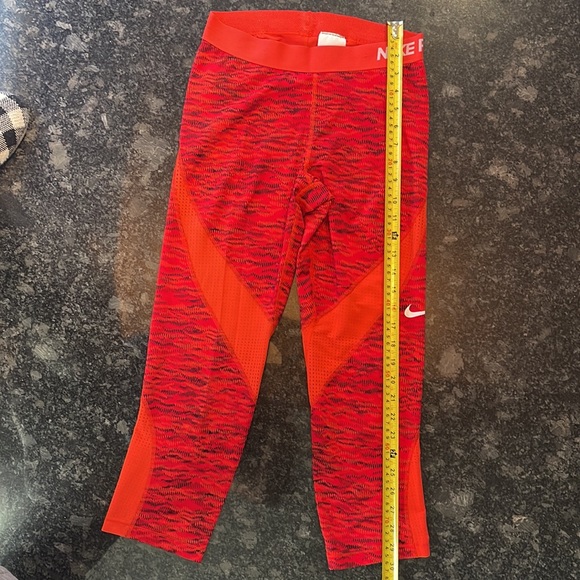 Nike Pro - DriFit Red Patterned Capri Legging - Picture 4 of 5